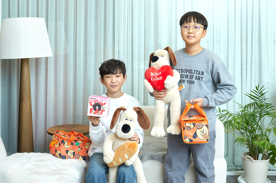 도기넛은 중소벤처기업부가 선정하는 ‘강한중소기업 라이콘’에 뽑혔다. 도기넛 제품을 들어 본 변우빈(왼쪽)·박건우 학생기자.