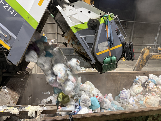 2일 서울 금천구 생활쓰레기 수거 차량이 암롤박스에 종량제 쓰레기를 넣고 있다. 천권필 기자