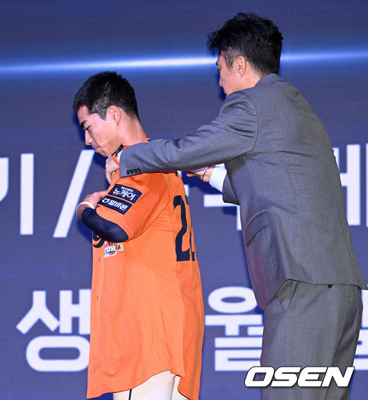 [OSEN=이대선 기자] 17일 오후 7일 오후 서울 롯데호텔 월드에서 ‘2026 KBO 신인 드래프트’가 열렸다.이번 드래프트는 전면 드래프트 방식으로 총 11라운드에 걸쳐 진행된다. 대상자는 총 1천261명으로, 고등학교 졸업 예정자 930명, 대학교 졸업 예정자 216명, 얼리 드래프트 신청자 51명, 해외 아마추어·프로 출신 선수 19명이다. 이 중 최대 110명이 KBO 10개 구단의 부름을 받게 된다.한화에 지명된 유신고 오재원이 기념촬영을 하고 있다. 2025.09.17 /sunday@osen.co.kr