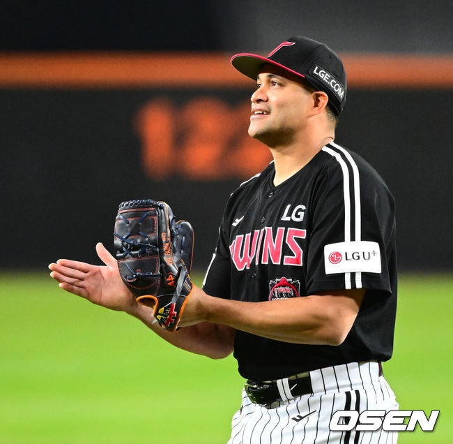 [OSEN=대전, 지형준 기자] 30일 대전 한화생명볼파크에서 2025 신한 SOL Bank KBO리그 포스트시즌 한국시리즈 4차전 한화 이글스와 LG 트윈스의 경기가 열렸다.이날 경기에 한화는 와이스를, LG는 치리노스를 선발투수로 내세웠다. 3회말 2사 1루에서 LG 치리노스가 한화 문현빈을 삼진 처리하며 기뻐하고 있다. 2025.10.30 / jpnews@osen.co.kr