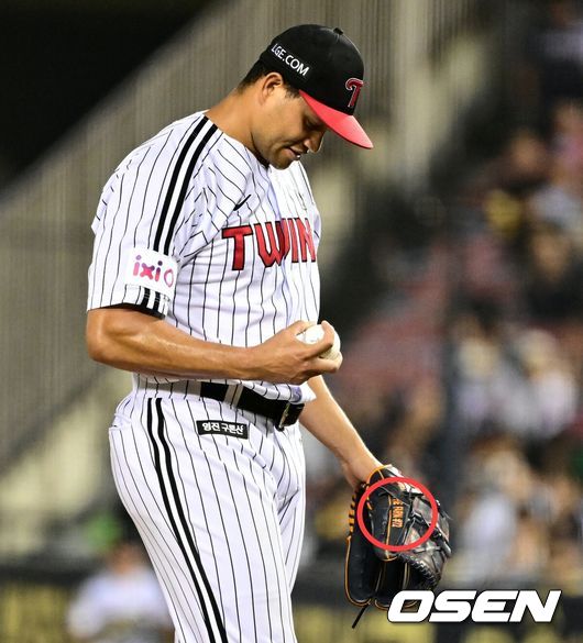 [OSEN=잠실, 지형준 기자]6회초 2사 1,3루에서 LG 치리노스가 SSG 에레디아에게 1타점 적시타를 허용하며 교체되고 있다. 2025.06.12 /jpnews@osen.co.kr