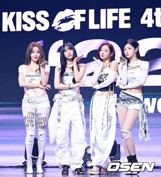 [OSEN=최규한 기자] 그룹 키스오브라이프(KISS OF LIFE)가 9일 오후 서울 광장동 예스24라이브홀에서 미니 4집 앨범 '224'(투투포) 발매 쇼케이스를 가졌다.‘224'(투투포)는 'Today, Tomorrow, Forever'라는 키워드를 직관적으로 표현한 앨범으로 시간의 흐름을 통해 한 사람의 자아가 억압에서 해방으로 나아가는 서사를 담았다.키스오브라이프가 포토타임을 하고 있다. 2025.06.09 / dreamer@osen.co.kr
