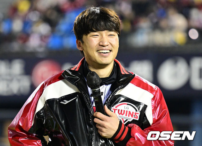 [OSEN=잠실, 조은정 기자] 프로야구 LG 트윈스가 22일 서울 잠실구장에서 ‘2025러브기빙페스티벌with챔피언십’을 개최했다.이번 행사는 2008년 ‘LG 트윈스 러브페스티벌’로 야구 꿈나무들을 위한 후원행사로 시작해, 2017년부터 ‘러브기빙데이’로 이름을 바꿔 팬과 선수단이 함께하는 자선행사다.전날 LG와 FA를 계약한 박해민이 소감을 전하고 있다. 2025.11.22 /cej@osen.co.kr