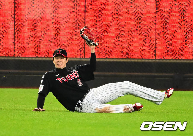 [OSEN=대전, 지형준 기자] 29일 대전시 중구 부사동 대전한화생명볼파크에서 2025 신한 SOL Bank KBO리그 포스트시즌 한국시리즈 3차전 한화 이글스와 LG 트윈스의 경기가 진행됐다.이날 경기에 한화는 폰세를, LG는 손주영을 선발투수로 내세웠다. 6회말 무사에서 LG 홍창기가 한화 리베라토의 안타성 타구를 처리하고 있다. 2025.10.29 /jpnews@osen.co.kr