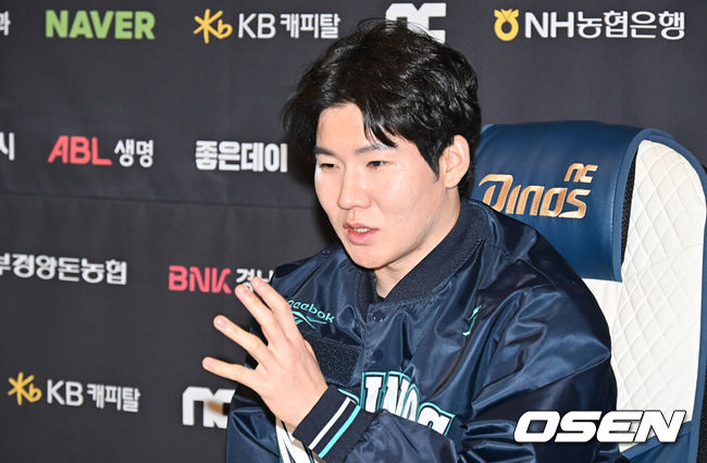 [OSEN=창원, 이석우 기자] NC 다이노스가 5일 마산야구센터 올림픽기념관 공연장에서 2026년 신년회를 개최한다.이번 신년회에는 이진만 대표이사, 임선남 단장, 이호준 감독, 공필성 퓨처스 감독, 주장 박민우를 비롯해 선수, 코칭스태프, 임직원 등 200명이 참가한다.박민우가 기자들과 인터뷰를 갖고 있다. 2026.01.05 / foto0307@osen.co.kr