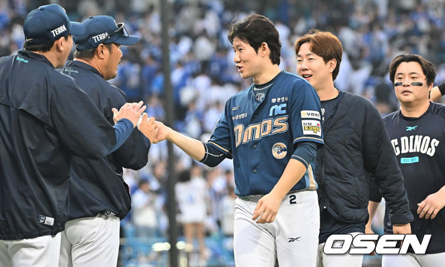 [OSEN=대구, 이석우 기자] 6일 대구 삼성라이온즈파크에서 2025 신한 SOL뱅크 KBO 와일드카드 결정전 삼성 라이온즈와 NC 다이노스의 경기가 열렸다. NC 다이노스가 구창모의 6이닝 1실점 원맨쇼에 힘입어 삼성 라이온즈에 4-1로 승리했다.NC 다이노스 박민우가 와일드카드 승리볼을 이호준 감독에게 전달하고 있다. 2025.10.06 / foto0307@osen.co.kr