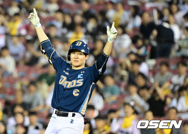 [OSEN=잠실, 지형준 기자] 19일 오후 서울 잠실구장에서 ‘2025 신한 SOL Bank KBO리그’ LG 트윈스와 NC 다이노스의 경기가 열렸다.LG는 최채흥, NC는 신민재를 선발로 내세웠다7회초 2사 만루에서 NC 박민우가 2타점 우전 적시타를 날리며 기뻐하고 있다. 2025.06.19 /jpnews@osen.co.kr