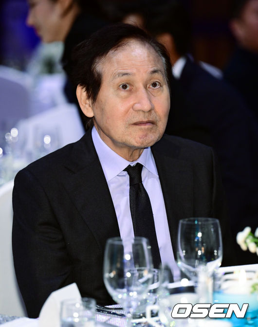 [OSEN=조은정 기자] 제13회 아름다운예술인상 시상식이 24일 서울 강동구 스테이지 28에서 열렸다.배우 안성기가 시상식에 착석하고 있다. 2023.10.24 /cej@osen.co.kr