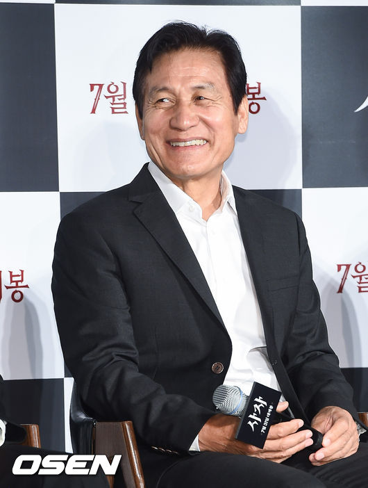 [OSEN=박준형 기자]26일 오전 서울 광진구 자양동 롯데시네마 건대입구점에서 영화 '사자' 제작보고회가 진행됐다.영화 '사자'는 격투기 챔피언 '용후'(박서준)가 구마 사제 '안신부'(안성기)를 만나 세상을 혼란에 빠뜨린 강력한 악(惡)에 맞서는 이야기를 그린 영화로 오는 7월 31일 개봉예정이다.안성기가 미소 짓고 있다. / soul1014@osen.co.kr