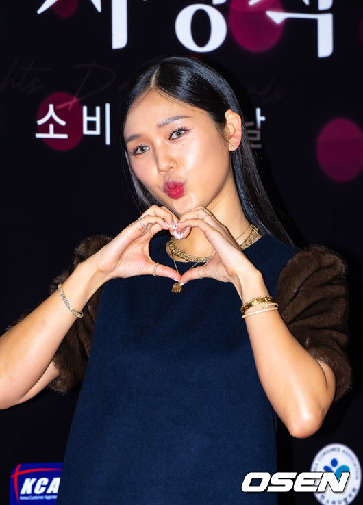 [OSEN=박준형 기자]  9일 오후 서울 한국과학기술회관에서 제30회 소비자의 날 KCA 문화연예 시상식이 진행됐다. 소비자의 날은 소비자의 권리 의식을 신장시키고, 소비자 보호에 대한 인식을 높이기 위해 제정된 법정 기념일로 이를 기념하기 위한 본 시상식은 예능, 드라마, 영화 부문으로 나눠 진행된다. 이날 시상식에는 배우 문소리와 조정석, 임윤아, 주원, 이수지, 강남, 육성재, 미미, 김원훈, 이선빈, 방효린 등이 수상자로 참석했다.오마이걸 미미가 포즈를 취하고 있다.  2025.12.09 / soul1014@osen.co.kr