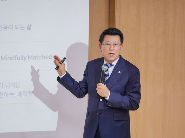 ▲ 김기태 보람상조 대표가 지난달30일,상조서비스를 주제로 명지대 초청 리더십 특별강연을 하고 있다. / 사진제공=보람그룹