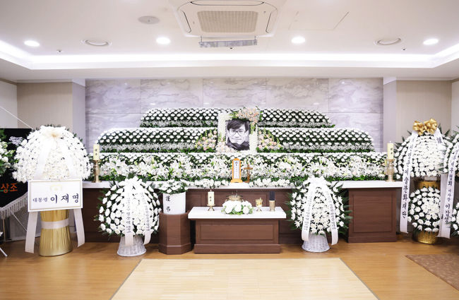 [OSEN=사진팀] '국민 배우' 안성기가 5일 별세했다. 향년 74세.5일 안성기 소속사 아티스트컴퍼니는 “안성기 배우께서 2026년 1월 5일 오전 9시 향년 74세로 별세했다”고 밝혔다.장례는 (재)신영균예술문화재단과 (사)한국영화배우협회 주관으로 영화인장으로 진행될 예정이며 명예장례위원장 신영균, 배창호 감독, 한국영화배우협회 이갑성 이사장, 신영균예술문화재단 직무대행 신언식, 한국영화인협회 양윤호 이사장 등 4인이 공동장례위원장을 맡아 장례를 진행할 예정이다. 또한 아티스트컴퍼니에서 한솥밥을 먹는 동료이자 영화인 후배인 이정재 정우성 등의 운구로 고인의 마지막 길을 배웅한다.안성기의 빈소는 서울성모병원 장례식장 31호실에 마련되며 발인은 오는 9일 오전 6시 엄수된다. 장지는 양평 별그리다다. / photo@osen.co.kr