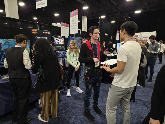 4일 미국 라스베이거스에서 열린 'CES 2026 언베일드(사전행사)'에서 중국 항저우로보CT의 웨어러블 로봇을 한 참가자가 착용해보고 있다. 김효성 기자