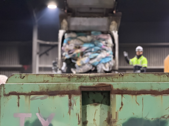 2일 서울 금천구 생활쓰레기 수거 차량이 암롤박스에 종량제 쓰레기를 넣고 있다. 천권필 기자