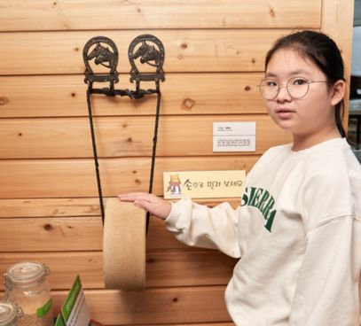 말에게 꼭 필요한 철·칼슘·마그네슘 같은 미네랄을 핥아 먹을 수 있게 만든 덩어리를 만져본 김도연 학생기자. 