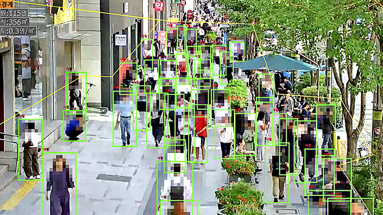 서울 서초구의 한 길거리에 설치된 지능형 폐쇄회로(CC)TV. 지능형 CCTV는 인파를 자동 감지해 밀집도를 파악한다. 해당 사진은 기사 내용과는 무관할 수 있다. 사진 서울시