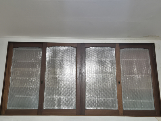 장위1동 바르게살기위원회는 이 씨의 집 창문에 단열재를 시공해 따스한 겨울을 선사했다. 사진 성북구