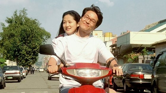 허진호 감독이 김광석의 웃는 영정 사진을 보고 아이디어를 떠올리게 됐다는 영화 '8월의 크리스마스'의 한 장면. [중앙포토]