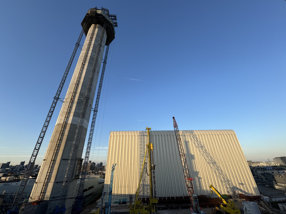 지난 30일 찾아간 기타 청소공장. 오는 2030년 2월 완공 예정으로 지상 5층, 지하 4층으로 새롭게 지어진다. 주택 단지에 둘러싸여 있는 기타 청소 공장은 길 하나를 사이에 두고 대형 쇼핑몰과 마주하고 있다. 기타구는 청소 공장에서 나온 여열을 활용해 온수 수영장을 운영해왔다. 김현예 특파원