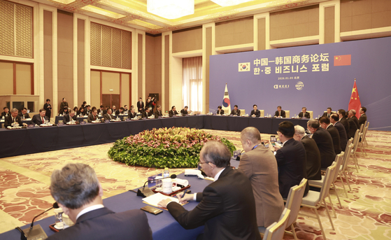 중국을 국빈방문 중인 이재명 대통령이 5일 베이징 조어대에서 열린 비즈니스 포럼에서 발언을 하고 있다. 뉴스1