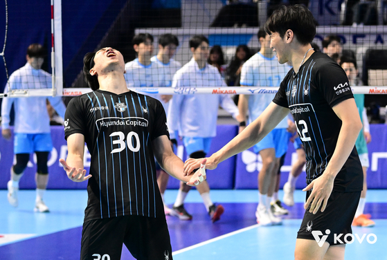 현대캐피탈 아포짓 스파이커 신호진이 공격을 성공시킨 뒤 환호하고 있다. [사진 KOVO]