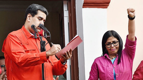  지난 2019년 1월 23일(현지시간) 카라카스의 대통령궁 발코니에서 니콜라스 마두로 베네수엘라 대통령(왼쪽)과 델시 로드리게스 부통령이 미국과의 외교 관계 단절 문서에 서명하고 있다.AFP=연합뉴스