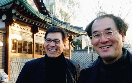 왼쪽부터 안성기 배우와 배창호 감독. 둘의 2001년 모습이다. 중앙포토