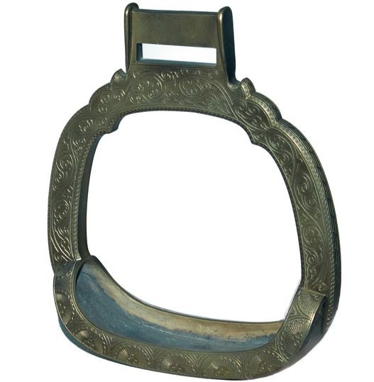 말에 오르내릴 때, 말 위에서 균형을 잡기 쉽게 해주는 발걸이는 편의성에 장식미도 갖췄다.