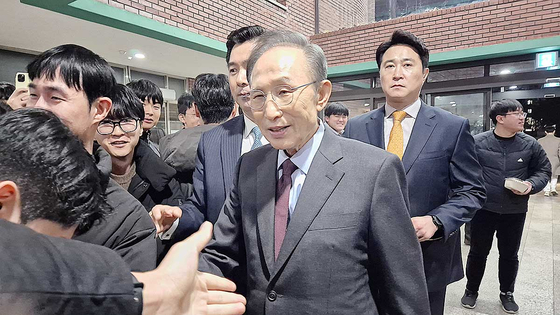 이명박 전 대통령이 지난달 10일 서울시립대 국제도시과학전문대학원이 주최한 제101차 어번인프라포럼 기조강연에 참석한 학생들과 악수를 하고 있다. 양수민 기자