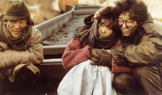 영화 '고래사냥'의 한 장면.