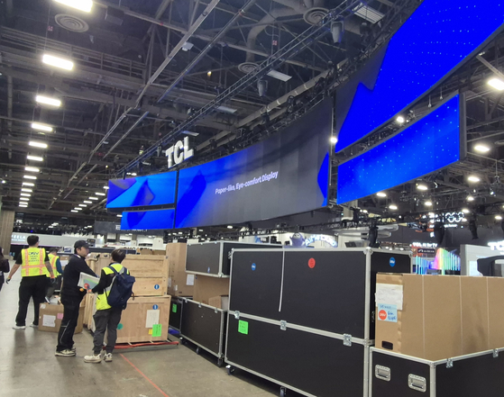 세계 최대 가전·정보기술(IT) 박람회인 ‘소비자 가전쇼(CES 2026)’ 개막을 이틀 앞둔 4일(현지시간), 미국 라스베이거스 컨벤션센터(LVCC) 센트럴홀에 마련된 중국 가전기업 TCL의 부스 모습. 이우림 기자