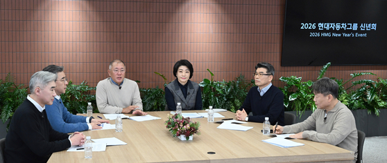 정의선 현대차그룹 회장이 5일 진행된 '2026년 신년회'에서 그룹 임직원들에게 새해 메시지를 전하고 있다. 왼쪽부터 성 김 현대차그룹 사장, 장재훈 부회장, 정 회장, 김혜인 부사장, 송호성 기아 사장, 이규석 현대모비스 사장. 사진 현대차그룹