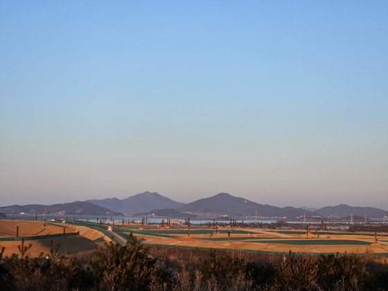 수도권직매립 금지가 시작된 2일 인천 서구의 수도권매립지 3-1공구 모습. 평소와 달리 이날 계량대를 드나드는 폐기물 차량은 거의 없었고 3-1공구에도 종량제 봉투 형태로 버려진 생활폐기물 더미는 관찰되지 않았다. 허정원 기자.