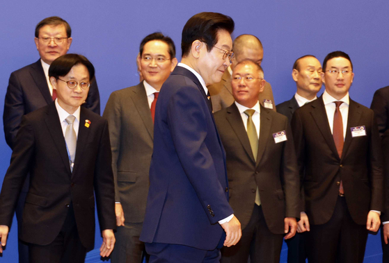 이재명 대통령이 5일 중국 베이징 조어대에서 열린 한중 비즈니스포럼에 입장하고 있다. 전민규 기자