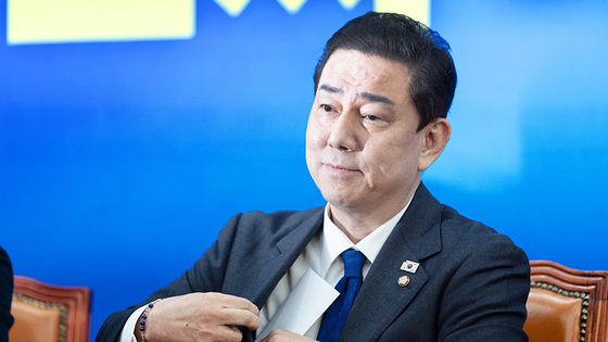  김병기 더불어민주당 원내대표가 지난달 30일 서울 여의도 국회에서 열린 원내대책회의에서 본인과 가족을 둘러싼 각종 특혜·갑질 의혹에 대해 입장을 밝힌 뒤 입장문을 주머니에 넣고 있다. 김 원내대표는 이날 입장 발표를 통해 원내대표직에서 사퇴한다고 밝혔다. 뉴스1