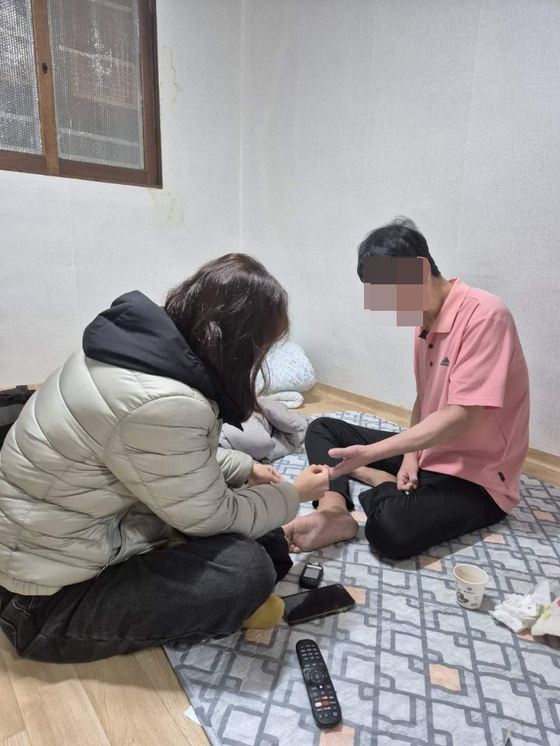 장위1동 방문간호사가 이 씨의 집을 방문해 건강상태를 확인하고 있다. 사진 성북구