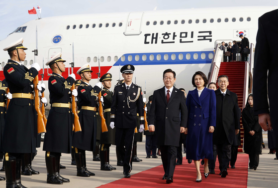 이재명 대통령과 김혜경 여사가 4일 중국 베이징 서우두공항에 도착해 이동하고 있다. 이 대통령은 오늘(5일) 시진핑 주석과 정상회담을 한다. 전민규 기자