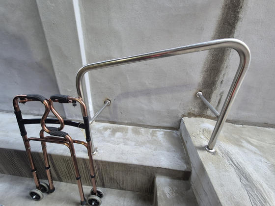 자살예방센터와 주거복지센터는 편마비를 겪고 있는 이 씨를 위해 집안 곳곳에 안전바를 설치했다. 사진 성북구