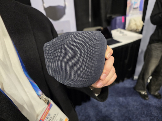 4일 미국 라스베이거스에서 열린 'CES 2026 언베일드(사전행사)'에서 일본 베른테크놀러지의 음성보안마스크 '웨어폰'을 직원이 보이고 있다. 김효성 기자