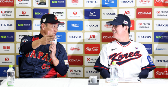 (도쿄(일본)=뉴스1) 구윤성 기자 = 류지현 대한민국 야구대표팀 감독(오른쪽)과 이바타 히로카즈 일본 대표팀 감독이 14일 오후 일본 도쿄돔에서 월드베이스볼클래식(WBC) 대비 한일 평가전을 앞두고 열린 공식 기자회견에서 취재진의 질문에 답하고 있다. 2025.11.14/뉴스1