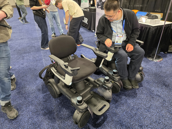 4일 미국 라스베이거스에서 열린 'CES 2026 언베일드(사전행사)'에서 공개된 싱가포르 '스트럿'의 자율주행 전동휠체어 모습. 김효성 기자