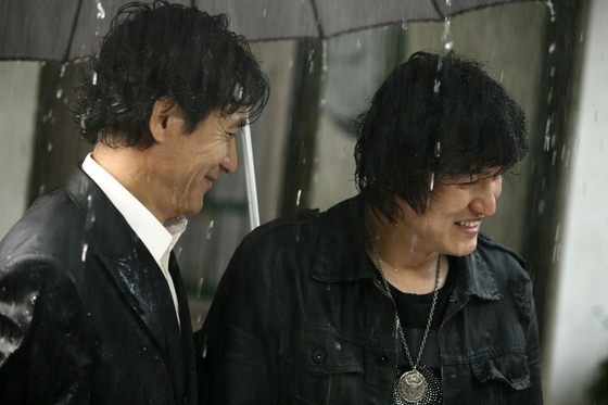 영화 '라디오 스타'는 왕년의 인기가수 최곤(박중훈, 오른쪽)과 그의 매니저 박민수(안성기)의 관계를 그린 휴먼드라마다. 사진 시네마서비스