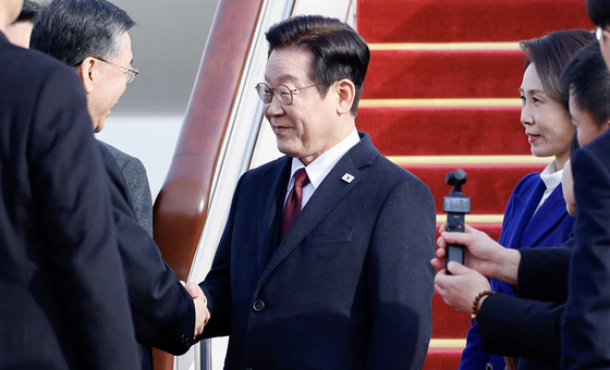 3박 4일간 중국을 국빈 방문하는 이재명 대통령과 김혜경 여사가 4일 오후 중국 베이징 서우드공항에 도착해 영접나온 인허쥔 과학기술부장(장관)과 인사하고 있다. 전민규 기자