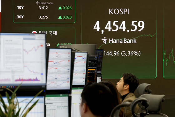 코스피가 장중 사상 최고치를 경신한 5일 서울 중구 하나은행 본점 딜링룸 현황판에 코스피 지수가 전장대비 44.96포인트(3.36%)상승한 4,454.59에 거래되고 있다. 뉴스1