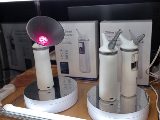 4일 미국 라스베이거스에서 열린 'CES 2026 언베일드(사전행사)'에서 한국 오티톤메디컬의 스마트체온계가 전시돼 있다. 오른쪽은 체온과 귀질환을 감지할 수 있는 모델이고, 왼쪽은 귀질환 적외선치료까지 가능한 모델이다. 김효성 기자