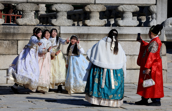 병오년(丙午年) 새해 첫날인 1일 서울 종로구 경복궁을 찾은 외국인 관광객들이 기념촬영을 하고 있다. 뉴스1