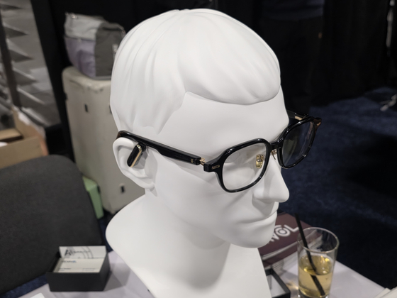 4일 미국 라스베이거스에서 열린 'CES 2026 언베일드(사전행사)'에서 중국 쎄어볼의 음성증폭안경이 전시돼 있다. 김효성 기자