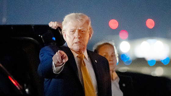 4일(현지시간) 플로리다 팜비치국제공항에서 에어포스원에 오르며 기자회견을 하는 도널드 트럼프 미국 대통령. AP=연합뉴스