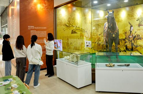 말박물관 김정희(맨 오른쪽) 학예연구사가 소중 학생기자단에게 말 관련 삼국시대 신화에 대해 알려줬다.