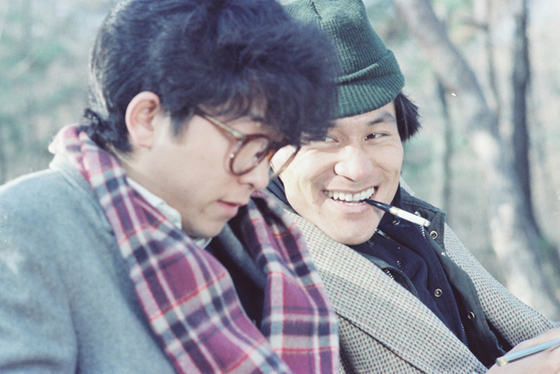 영화 '고래사냥' 속 배우 안성기와 가수 김수철(왼쪽). 